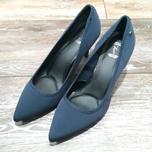 Simply Vera Vera Wang navy blue fabric heels. Size 8.5. Mint condition.